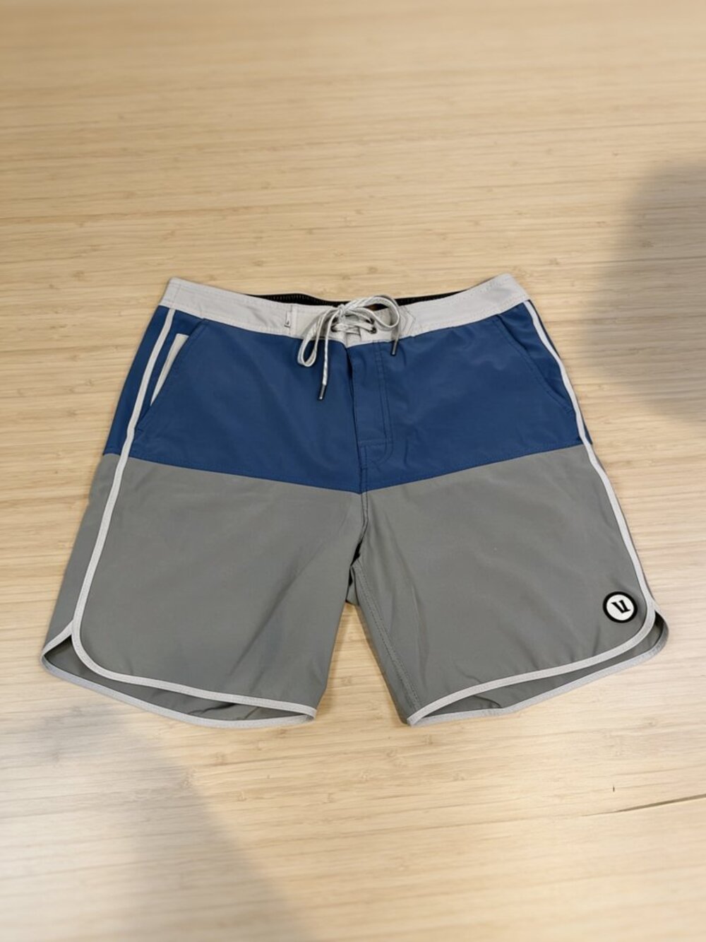 EUC Men's Vuori Cruise Boardshorts Blue Gray Swim Trunks V314 Size 33